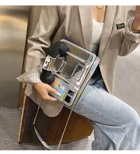 Bolso cruzado holográfico creativo en forma de teléfono público con cadena.
