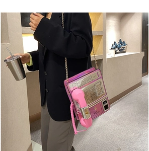 Bolso de hombro novedoso con forma de teléfono público con acabado holográfico láser y cadena.