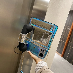Vista detallada del bolso cruzado creativo con forma de teléfono y acabado láser.