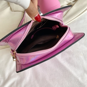 Vista detallada del bolso de mano teléfono novedad láser rosa con bolsillo interior cremallera.