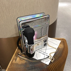 Bolso cruzado de cuero PU plateado holográfico con forma de teléfono novedoso para mujeres.
