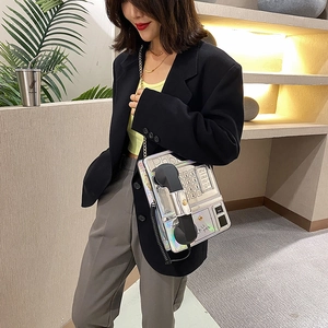 Estiloso bolso de hombro creativo en forma de teléfono público con acabado láser plateado.