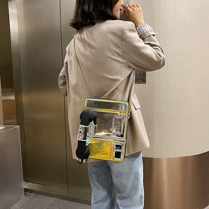 Bolso bandolera de teléfono novedoso con acabado láser metálico y cadena vista detallada