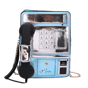 Sac bandoulière rétro en cuir laser bleu clair en forme de téléphone avec chaîne