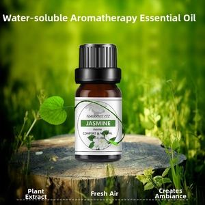 Detail von 10ml Jasmin wasserlöslichem Duftöl in Glasflasche auf Naturholzständer