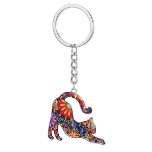 Détail d'un porte-clés chat avec motifs mandala colorés sur un fond blanc pur