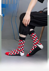 Détails de chaussettes montantes à motifs géométriques 3D rouge et noir