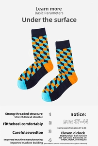 Vue détaillée des chaussettes à motifs géométriques 3D avec blocs de tricot orange