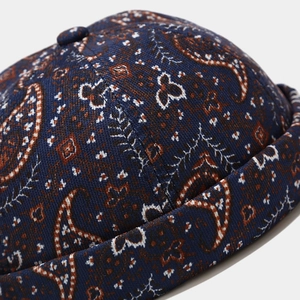 Détail du bonnet docker bleu marine à motif paisley avec texture et bord roulé