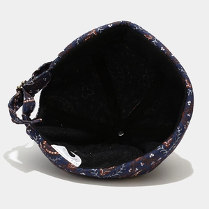 Détail du bonnet docker vintage avec boucle en laiton réglable et doublure interne