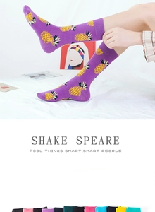 Details von lila Baumwollsocken mit lebhaften gelben Ananasmustern für Damen