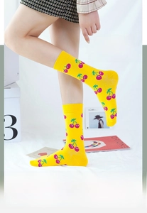 Gelbe Socken mit Kirschmuster und Rippbündchen aus Baumwolle in der Detailansicht