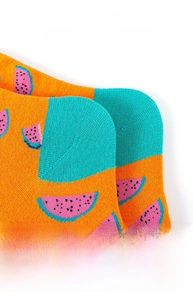 Detail der verstärkten Ferse und nahtlosen Spitze bei orangefarbenen Baumwollsocken mit Melone