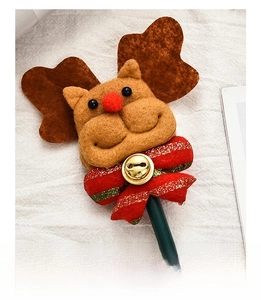 Gros plan d'un embout de crayon renne en peluche avec nœud rouge et petite clochette