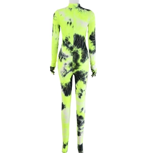 Vue arrière d'une combinaison tie-dye moulante jaune fluo et noire avec col montant et manches