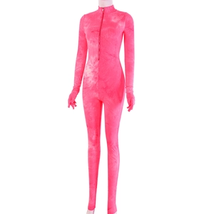 Détail d'une combinaison tie-dye rose avec fermeture éclair frontale et manches passe-pouce