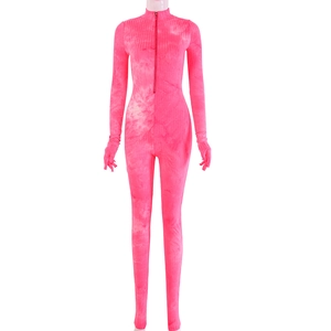 Détail d'une combinaison côtelée tie-dye rose avec zip frontal et gants intégrés