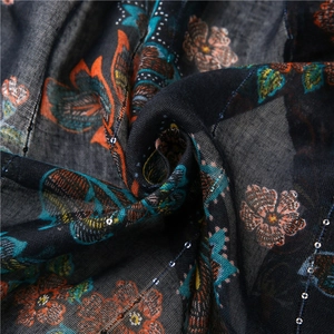 Écharpe en coton et lin bleu foncé avec motifs floraux colorés et détails de sequins