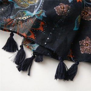 Détail de l'imprimé floral et papillon sur écharpe en coton bleu marine à paillettes