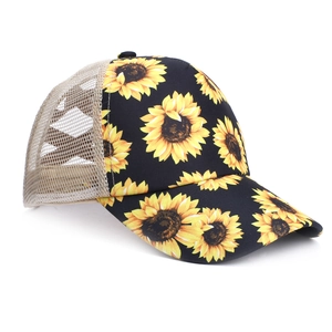 Vue latérale de la casquette trucker avec imprimé tournesol et maille respirante