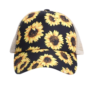 Vue de face de la casquette de baseball noire à motif tournesol avec filet respirant