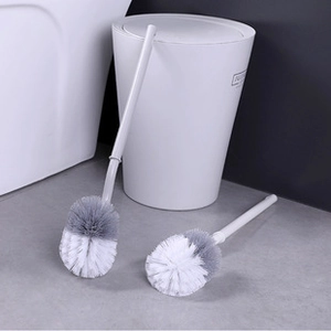 Detailansicht des WC-Bürsten-Sets mit grauen und weißen Borsten und ergonomischem weißem Griff