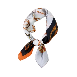 Elegante foulard in seta 70x70 con motivo a catena equestre e nappe su sfondo bianco