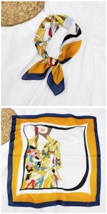 Vista dettagliata di un foulard artistico in seta con stampa astratta e texture satinata
