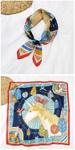Dettaglio di un foulard in seta quadrato con unicorno incoronato e foresta artistica