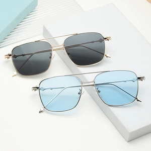 Set de lunettes de soleil carrées en métal rétro avec montures dorées et argentées