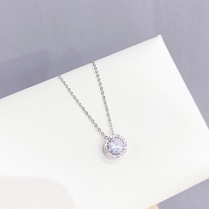 Elegante collar de plata con un colgante redondo de circonita en superficie blanca