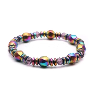 Bracelet de perles en cristal hématite magnétique arc-en-ciel et violet sur fond blanc