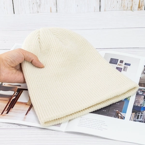 Detailaufnahme der beigen gerippten Strickmütze mit weicher Wollstruktur
