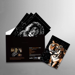 Détail du kit de cartes à gratter animaux colorés avec 4 feuilles et stylet en bois