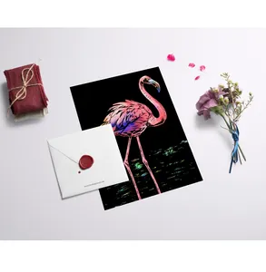 Détail artistique du tableau à gratter arc-en-ciel avec un flamant rose sur noir