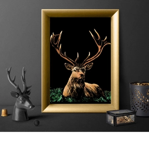 Tableau de cerf doré avec cadre chic exposé dans un intérieur au style élégant