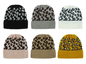 Détail de six bonnets en maille à imprimé léopard dans diverses couleurs d'hiver