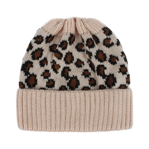 Détail d'un bonnet en tricot léopard avec revers côtelé épais pour l'hiver