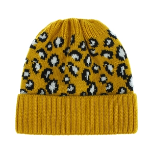 Détail du bonnet en tricot jaune avec jacquard léopard et revers à bords côtes