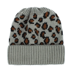 Détail du bonnet en maille léopard avec revers gris et texture chaude tricotée