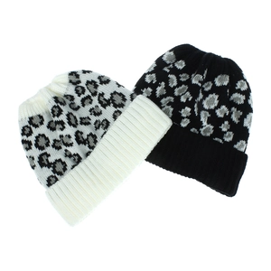 Détail de deux bonnets en tricot à motif léopard avec des revers larges à côtes
