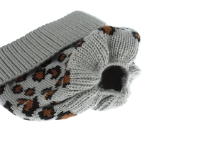 Gros plan du bonnet en tricot léopard gris montrant la texture épaisse et les côtes