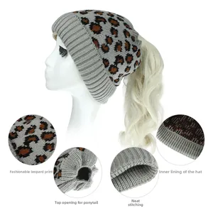 Détails du bonnet tricoté léopard montrant l'ouverture pour queue de cheval et doublure
