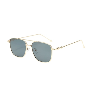 Lunettes de soleil aviateur carrées en métal doré avec verres foncés, vue d'angle à 45 degrés
