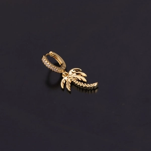 Boucles d'oreilles palmier dorées avec anneau serti de zircons sur fond noir élégant