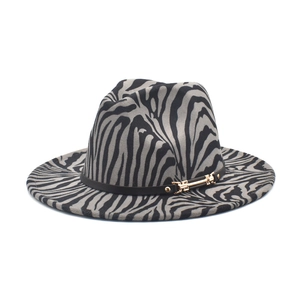 Chapeau fedora en laine motif zèbre pour femme avec large bord et boucle dorée