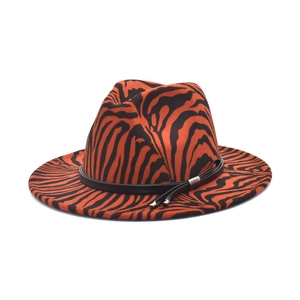 Détail d'un chapeau fedora à motif tigre avec bande en cuir noir et boucle argent