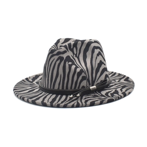 Chapeau fedora à motif zèbre avec large bord, ruban en cuir noir et boucle argentée