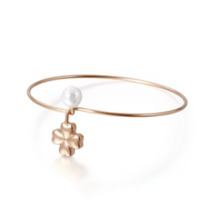 Rose gold stainless steel bracelet with a white pearl and a 3D clover leaf pendant
