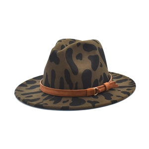 Detail eines olivgrünen Fedora mit Leopardenmuster und braunem Wildlederband mit Metallschnalle